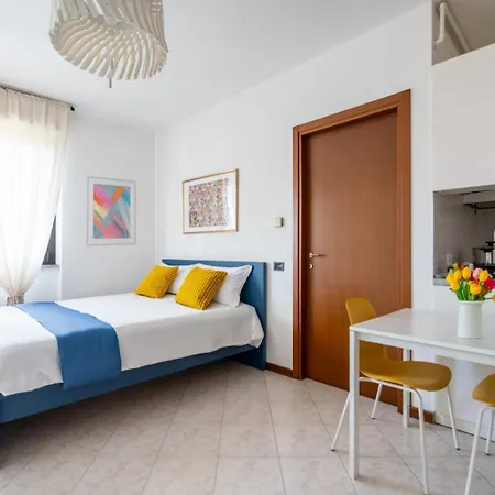 Sunny Apartment Como